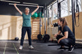 Zwei Athletinnen mit PVC-Stab im Gesundheitskurs bei CrossFit Icke in Berlin-Schöneberg