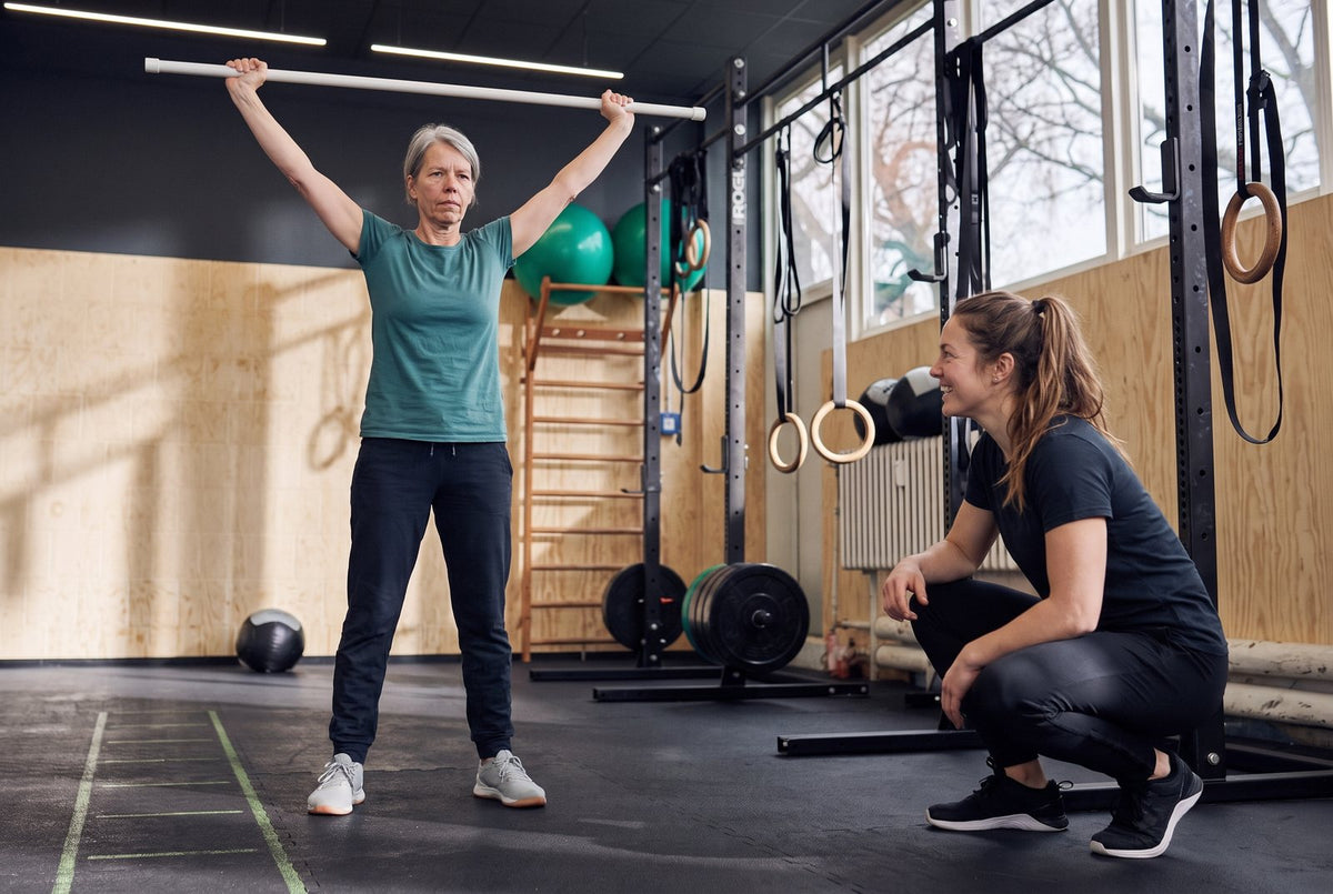 Zwei Athletinnen mit PVC-Stab im Gesundheitskurs bei CrossFit Icke in Berlin-Schöneberg