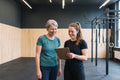 Zwei Athletinnen mit dem Kursplan im Präventionskurs bei CrossFit Icke in Berlin-Schöneberg