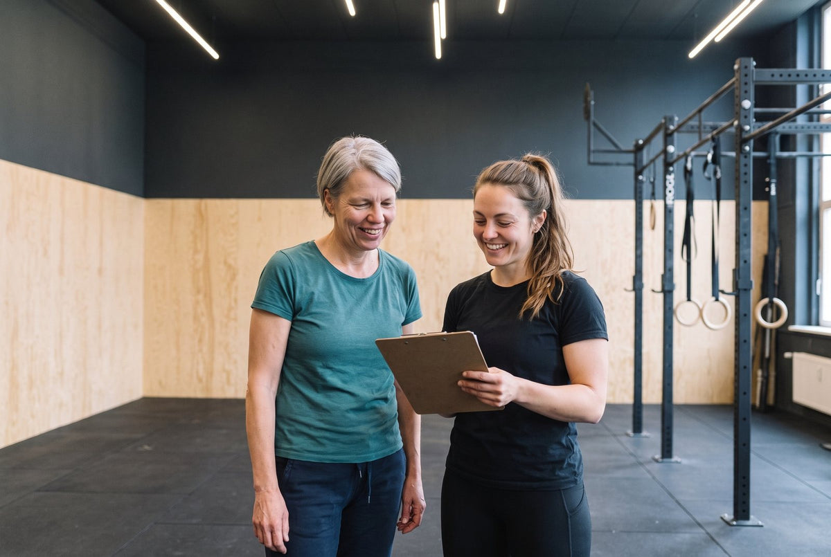 Zwei Athletinnen mit dem Kursplan im Präventionskurs bei CrossFit Icke in Berlin-Schöneberg